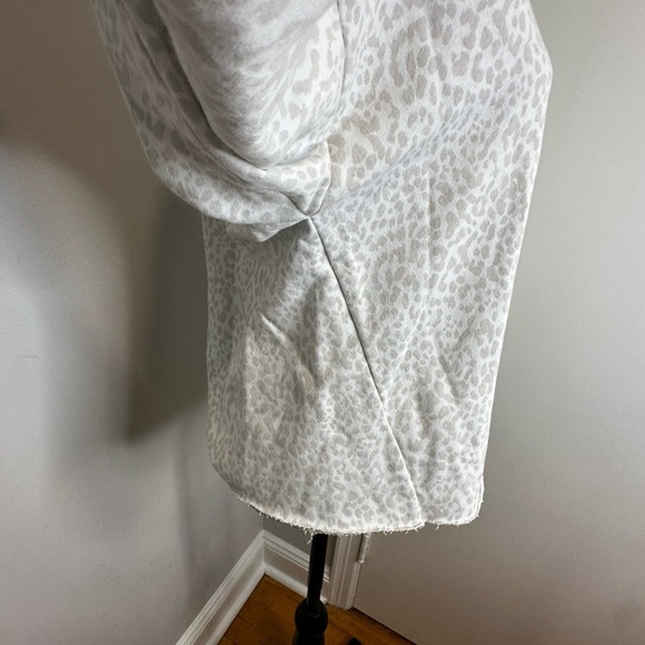 GAP Women's Sweater Grey White Cheetah Print Crew Neck Sweatshirt. Raw Hem. Sz:S - Picture 9 of 10